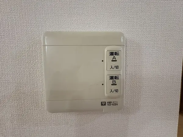 キッチンの床暖房パネルです
温度調節やタイマー設定もでき無駄遣いすることなく使用できます