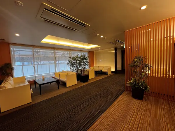 来客用のスペースにはソファとテーブルが備わっています。