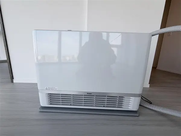 移動式ファンコンベクターです。都市ガスのため経済的です。