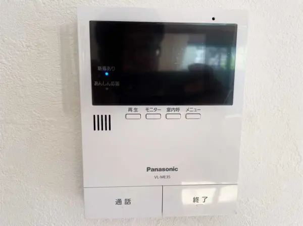 ご来客の方のお顔が見える、モニター付きインターホンを採用しております。防犯面も安心の設備です。