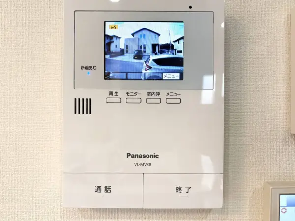 TVモニター付きインターホンが備わっており、来訪者をTVモニターで確認してから応対できます。
