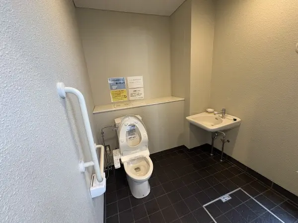 共用部にトイレが設置されております。