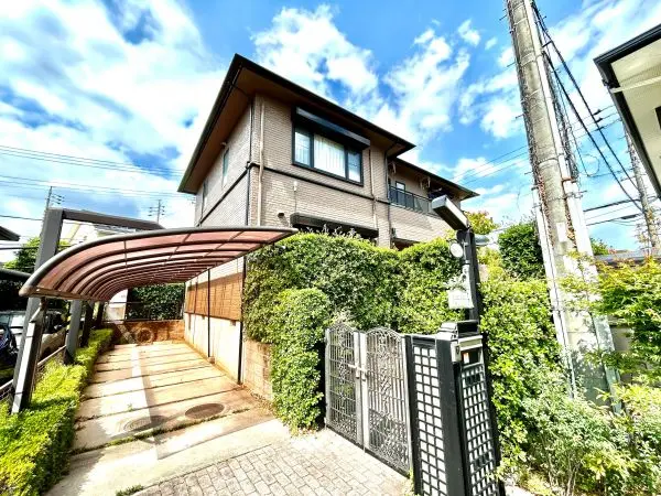 陽光が降り注ぐ南向き6LDKの住まい。ガーデニングやBBQなど、お家時間の楽しみが広がる南庭有！