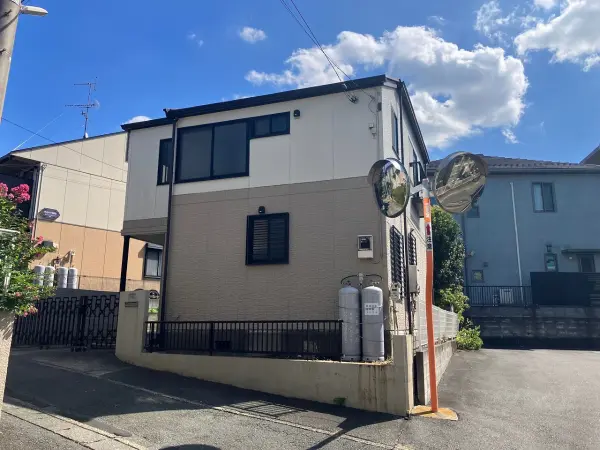 隣地が駐車場のため、全方向から陽が差し込む明るい戸建です。