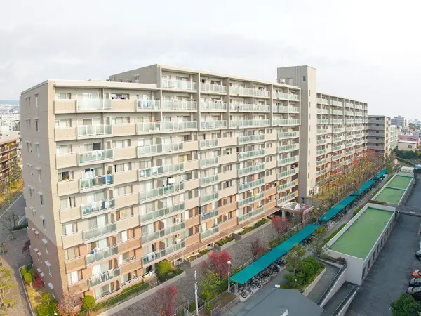 RC造・地上9階建て。阪神本線打出駅まで徒歩8分、JR東海道本線芦屋駅まで徒歩15分の立地です。