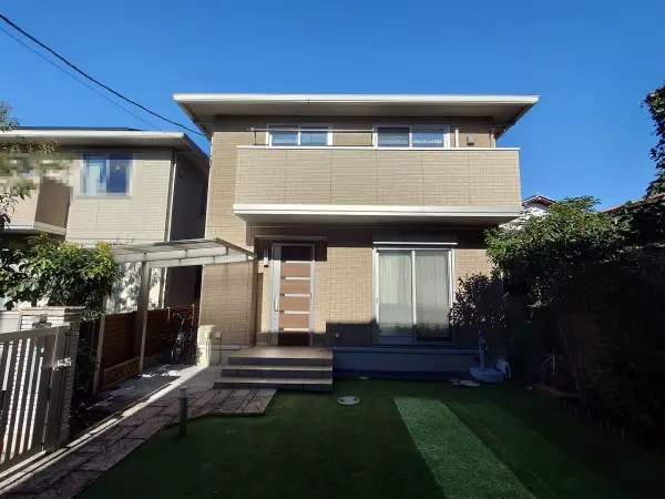 大和ハウス工業施工！2014年5月築の軽量鉄骨造2階建4LDK。陽当り・通風良好な南向きの住まい。