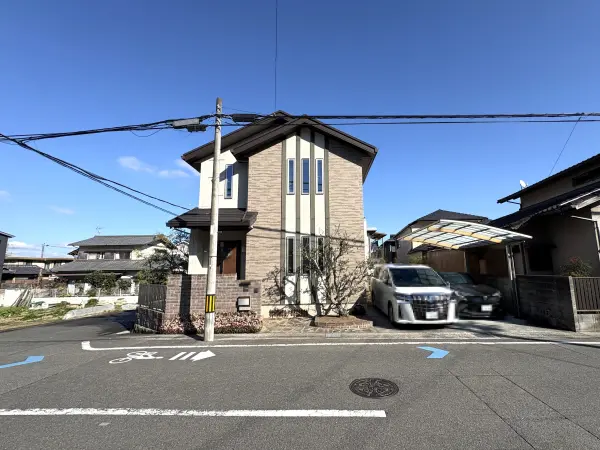 北・西の開放感のある角地!全居室南向きで、陽当たりの良い住まいです。