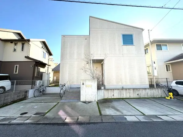 2013年9月建築・大和ハウス工業施工物件！駐車スペースは2台分ございます（車種による制限あり）。