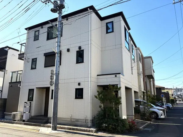 大和ハウス工業株式会社設計施工の軽量鉄骨造3階建。住宅保証制度継承可能、50年間の点検制度も有。