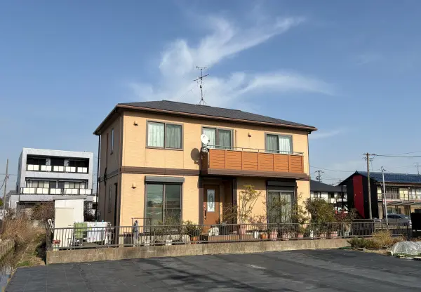 静かな住宅街に位置します。