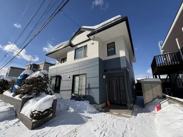 大和ハウス工業株式会社施工、軽量鉄骨造・2階建4LDKの住宅。