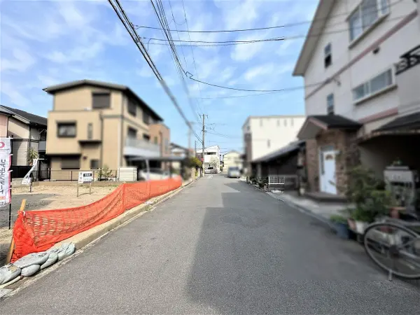 前面道路含む現地写真
土地の前面道路は南側幅員5.9ｍの道路に約12.0ｍ接しています。