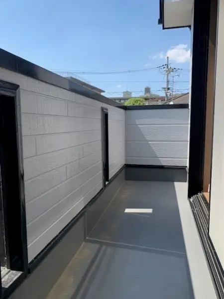 2階和室8.0帖より出入りいただけます。
ご内覧希望や、ご質問等お気軽にお問い合わせください。