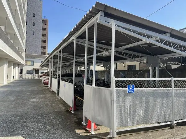 敷地内には、屋根付きの駐輪場も設けられています。駐輪場月額使用料は300円です。2025.3現在