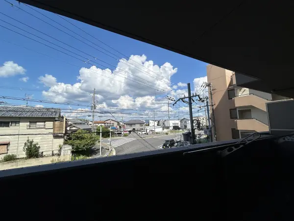 外の空気を感じながらくつろげるバルコニーは、日々の暮らしに開放感とリフレッシュをもたらしてくれます。