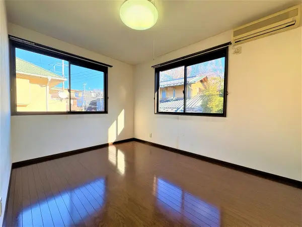 （2階洋室約7.0帖）腰高窓が採用され、壁面を活かした家具の配置も可能です。