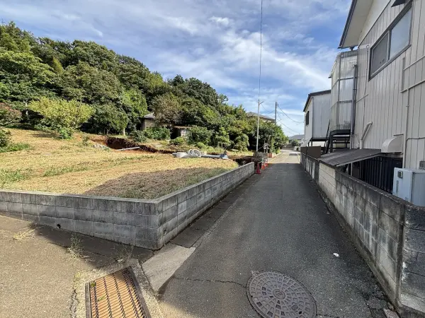車通りが少なく、小さなお子様がいるご家庭も安心の、静かで穏やかな前面道路です。