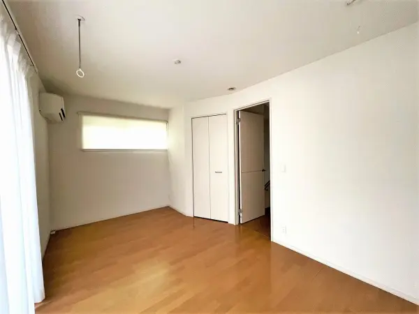 （洋室約7.2帖）部屋干しの際に重宝する、物干し金物が設置されています。バルコニーに出入り可能です。