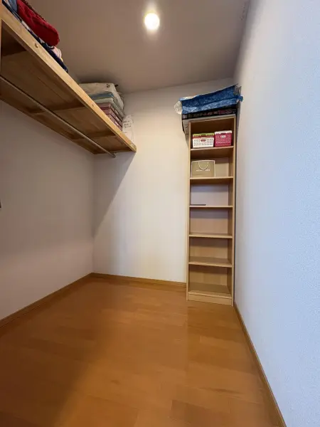 ウォークインクローゼットは1階と3階の２ヶ所。ハンガーポールと棚で衣類や小物がすっきり片付きます。