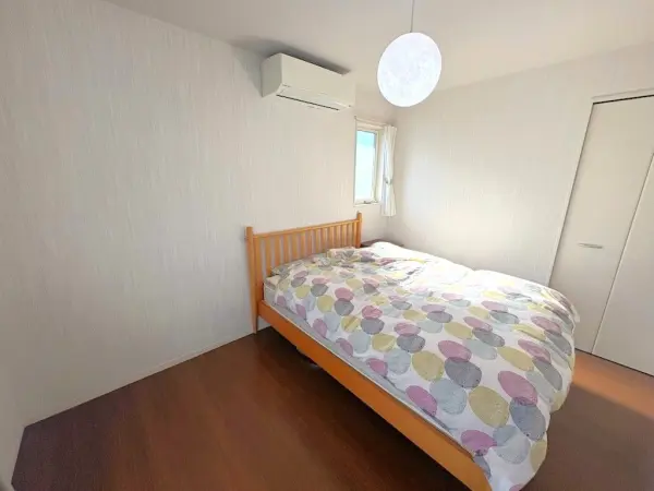 洋室約6.0帖です。ウォークインクローゼットが設けられており、衣類や小物をすっきり収納できます。