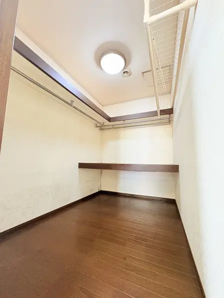 2階洋室約10帖にはウォークインクローゼットがあり、収納が豊富にあります。