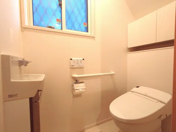 （1階トイレ）温水洗浄便座付きのタンクレストイレ。手すりや手洗い器付！収納スペースも充実しています。