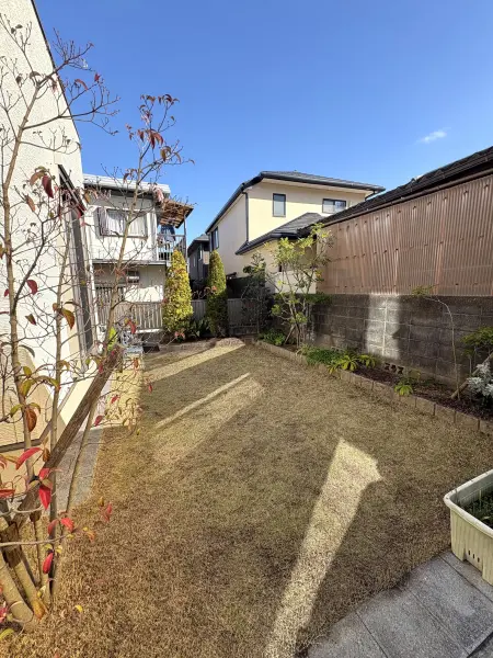 ゆとりある広さの庭は、ガーデニングや家庭菜園はもちろん、お子様の遊び場やペットとの時間にも最適です。