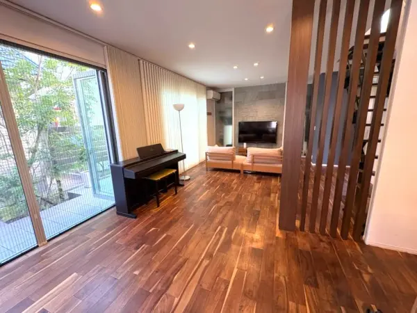 家族の気配を感じやすく、自然とコミュニケーションが生まれるリビング階段が採用されています。