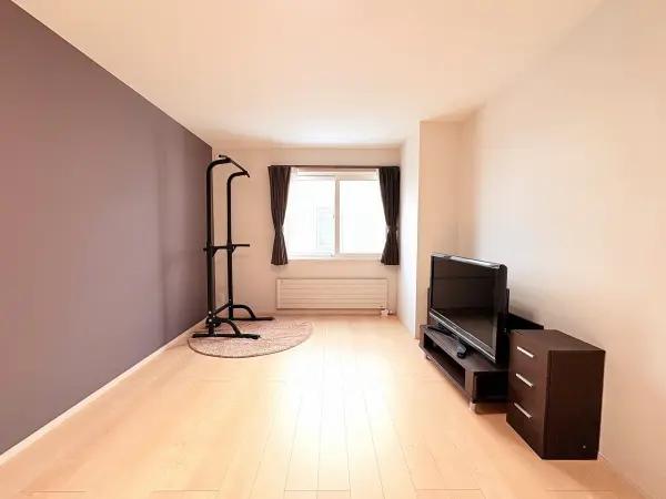 自由度が高く、お好みの家具を置いてお部屋をレイアウトできる約8.5帖の洋室です。