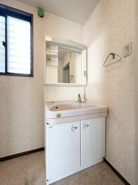 1階洗面室。洗面化粧台は2か所ございます。