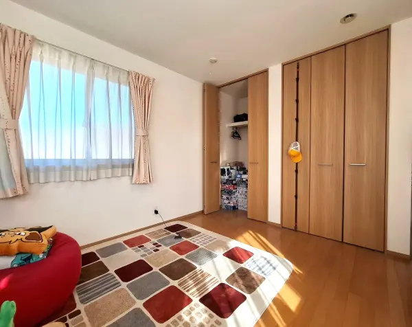 （洋室約8.5帖）クローゼットが2ヶ所、設けられているため、居住空間を有効に活用できます。