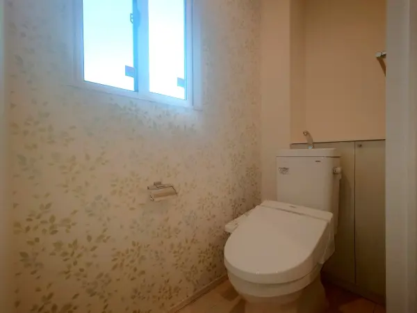 （1階トイレ）アクセントクロスが施されています。温水洗浄便座付きで、毎日快適に使用できます。