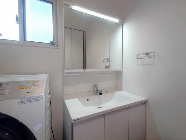 （2階洗面台）3面鏡&シャワー付き。洗面所内にも収納スペース付き。各階に洗面台有り。