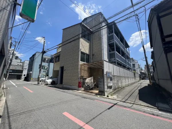建築条件なし売土地！西・南・東の三方が道路に接しているため日当たり、通風良好な土地です。