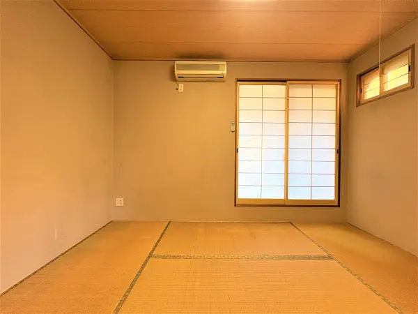 （2階和室約6.0帖）ご家族の寝室や客間としても活用できる広さです。押入が設けられています。