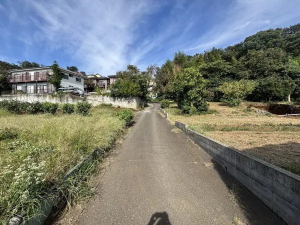 車通りが少なく、小さなお子様がいるご家庭も安心の、静かで穏やかな前面道路です。