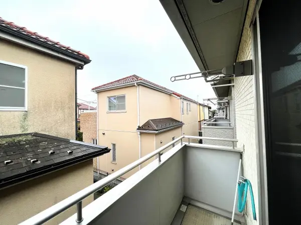 南西側に設けられたバルコニーです。物干し竿を掛けられる金具と水栓が設置されています。