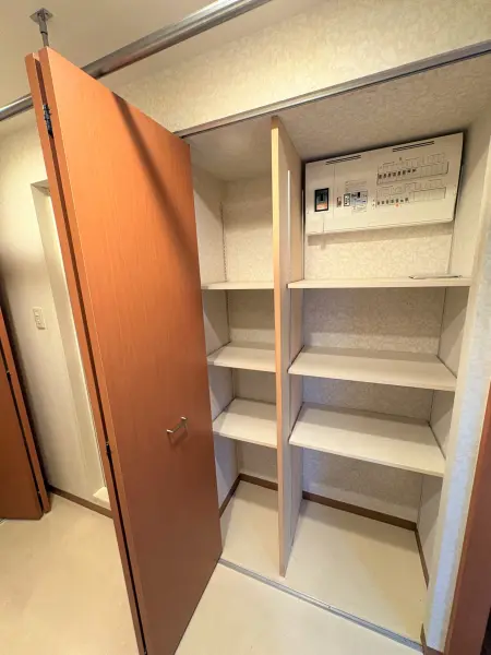 洗面台の後ろに収納棚がございます!