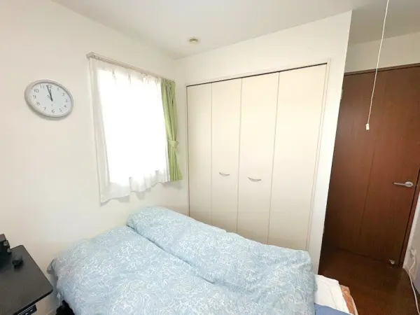 北側洋室約5.5帖です。各洋室には収納が設けられており、収納家具を最低限に抑えることができます。