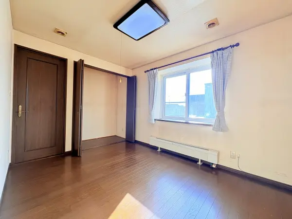 2階洋室約6帖。南側の採光が入り、収納が2か所ついております。