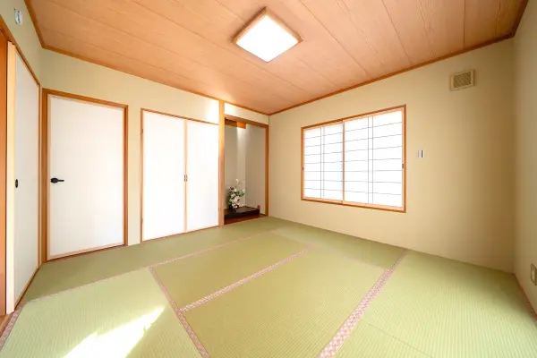 和室8.0帖です。東南二面採光可能で日あたり・通風良好となっております。戸襖・壁クロス貼替済みです。