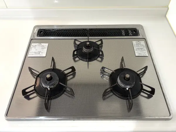 使い勝手の良い3口ガスコンロで、毎日の調理がスムーズに進みます。