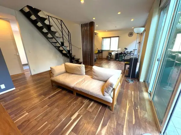 家族の気配を感じやすく、自然とコミュニケーションが生まれるリビング階段が採用されています。