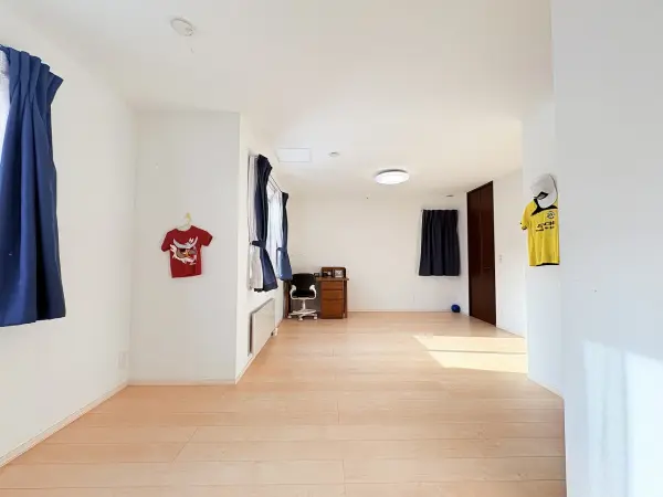 2階洋室約7帖と6帖は壁を取り除き約13帖の洋室にしております。