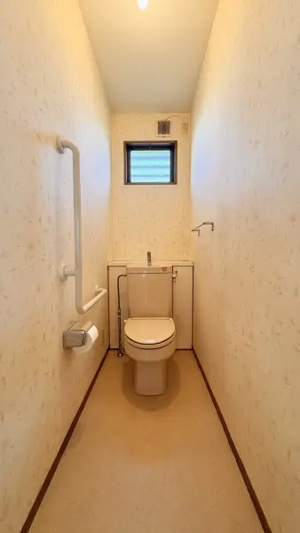 1階トイレ。トイレは各階に1か所ずつございます。