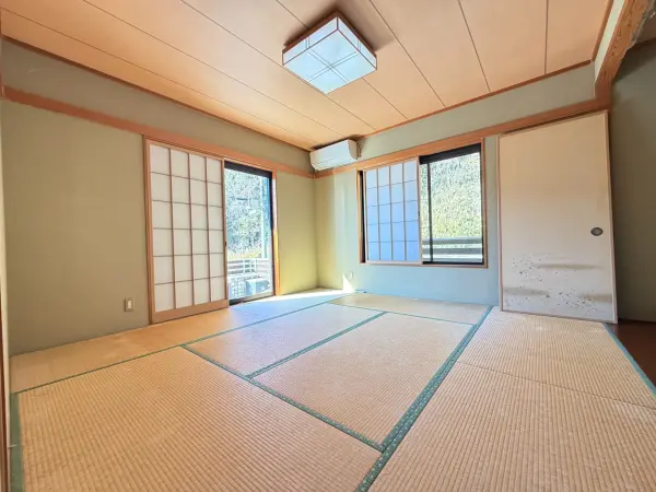 1階玄関横に配された和室です。玄関から直接アクセスできるため、客間としても使えます。