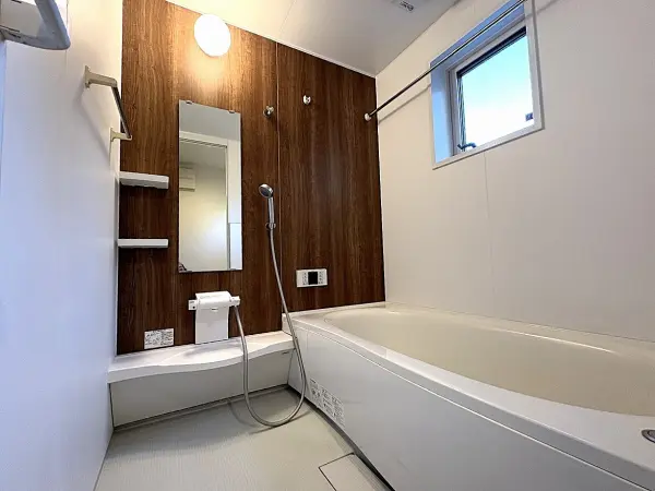 暖房・乾燥機付の浴室。窓がありますので換気が十分にでき湿気がこもらず清潔にお使いいただけます。