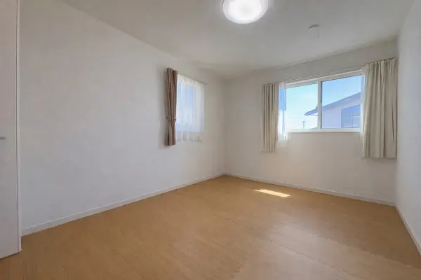 様々なテイストのインテリアが馴染む、シンプルな内装です。