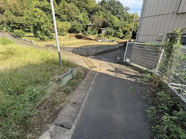 車通りが少なく、小さなお子様がいるご家庭も安心の、静かで穏やかな前面道路です。