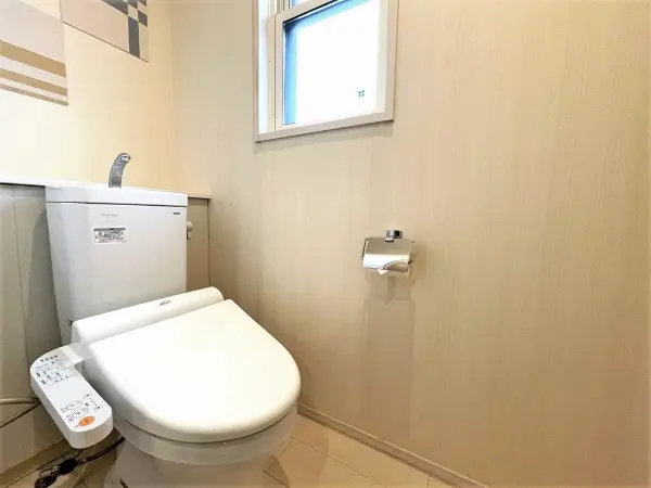 （2階トイレ）トイレは各階に設けられているため、利用が重なる時間帯や来客時も気兼ねなく使えそうです。